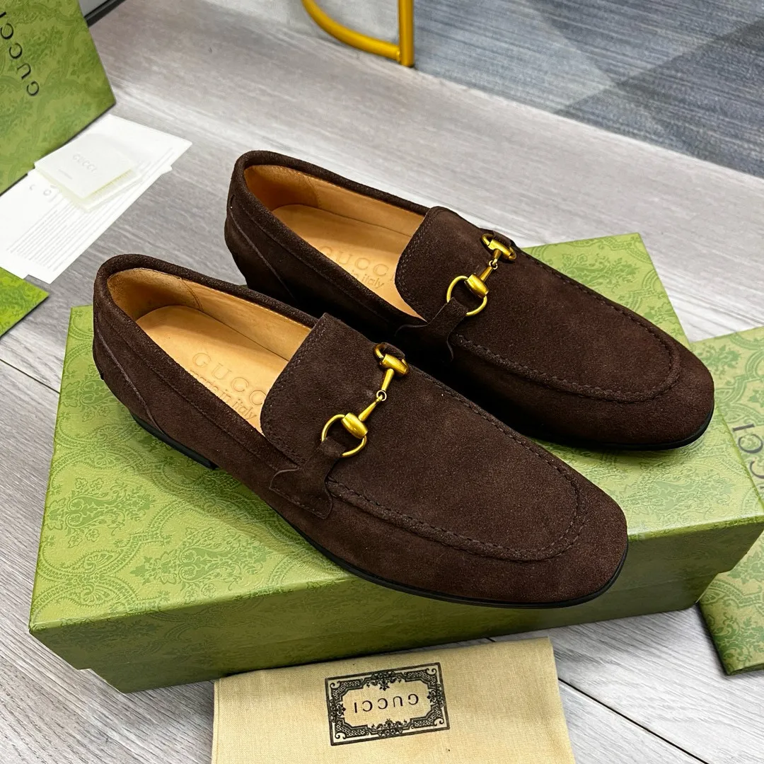 Factory price: 500💰-Gucci men’s formal leather shoes! Genuine molded horsebit, a classic must-have for your shoe cabinet! The feet are particularly delicate! This Gucci original version is a set last, and we are consistent with the counter! Therefore, it is more comfortable in terms of last shape and comfort! Take it to the counter and compare at will! Good shoes are more than just what they make! But grasp the essence from the inside out! Material: Imported first-layer frosted cowhide! Genuine leather outsole imported from Italy, size: 39-44 (38/45 customized, non-refundable)